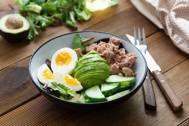 Ensalada de Atún con Aguacate y Huevo