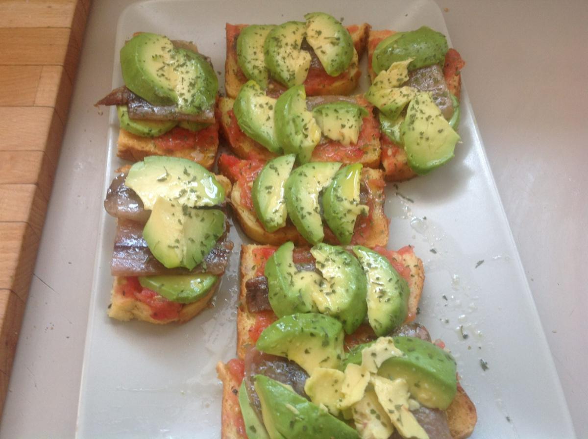 Tostadas de Sardinas con Aguacate y Tomate