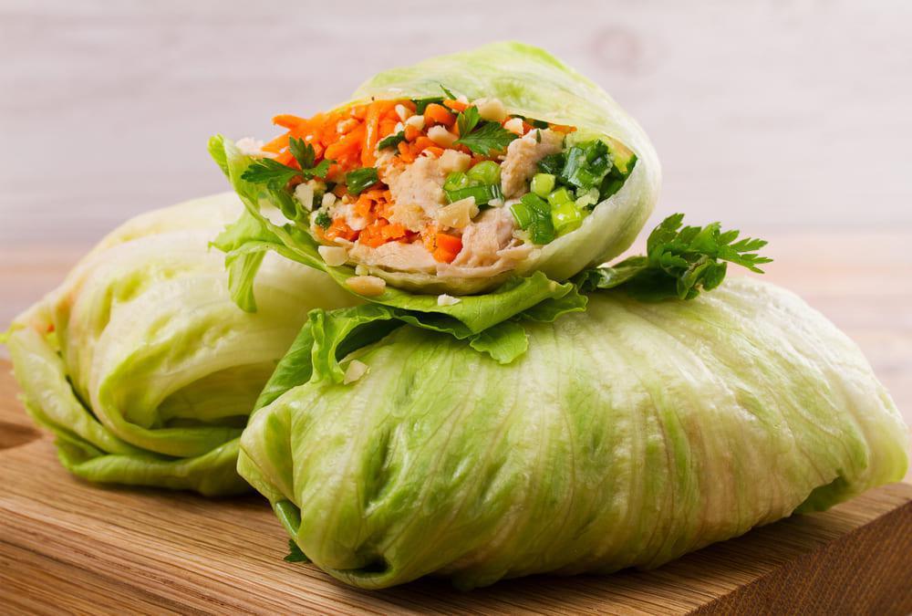 Rollitos de Lechuga con Pollo y Vegetales (Ligera)