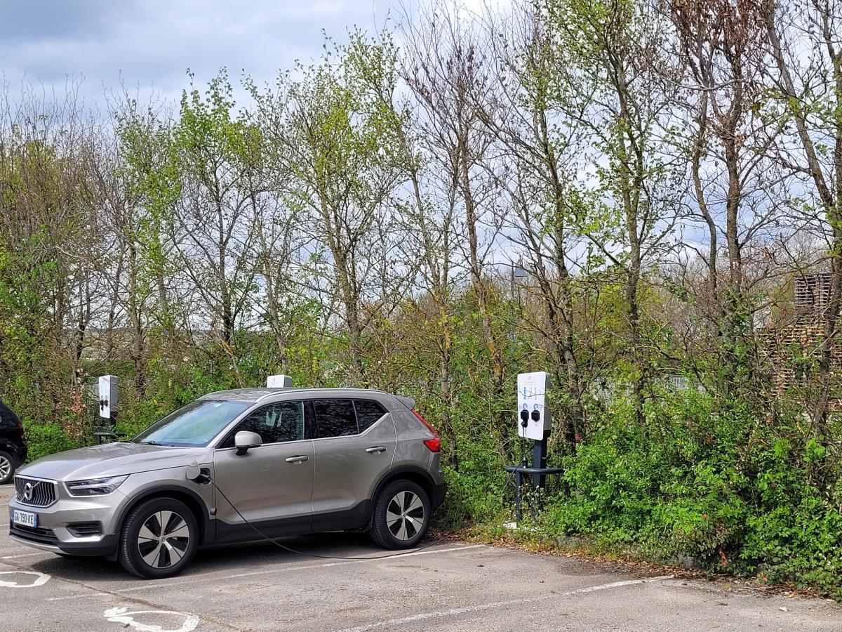 Parkings - Bornes - Réfectoire Parkings - Bornes - Réfectoire