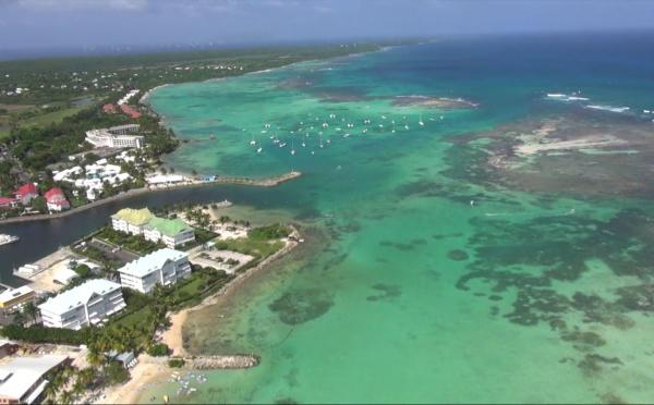 Vidéo par drone de la ville de Saint François en Guadeloupe