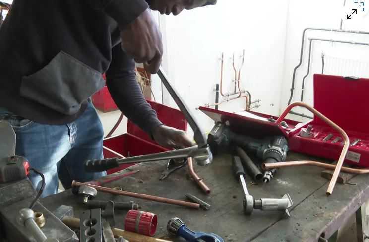 "Fallait que je change de métier, j'avais envie d'être sur le terrain" : formation, reconversion... comment l'AFPA a changé la vie de ces travailleurs