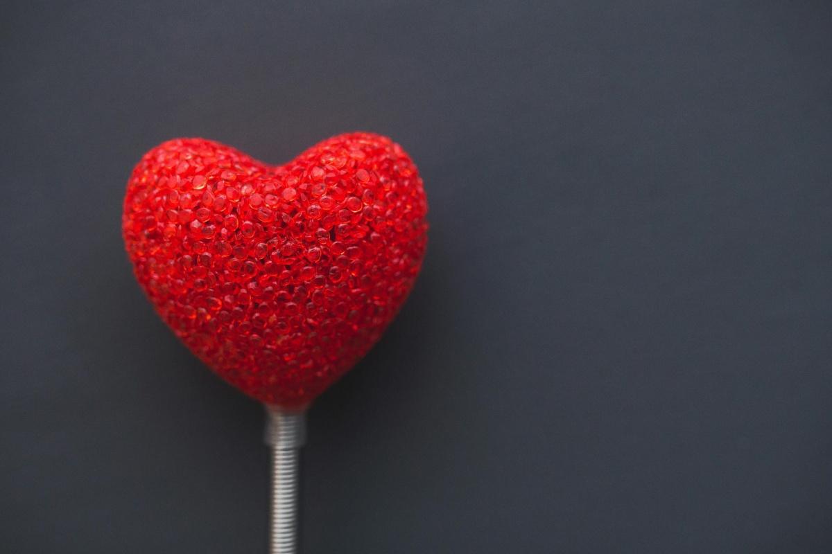 Relations amoureuses au travail : peut-on être licencié ?