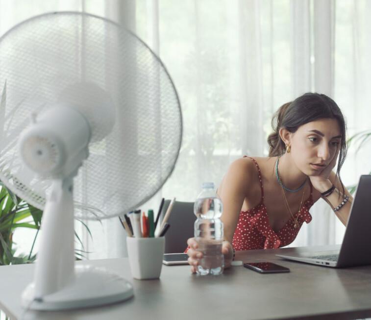 Canicule : short, débardeur, tongs… Ces vêtements sont-ils autorisés au travail ?