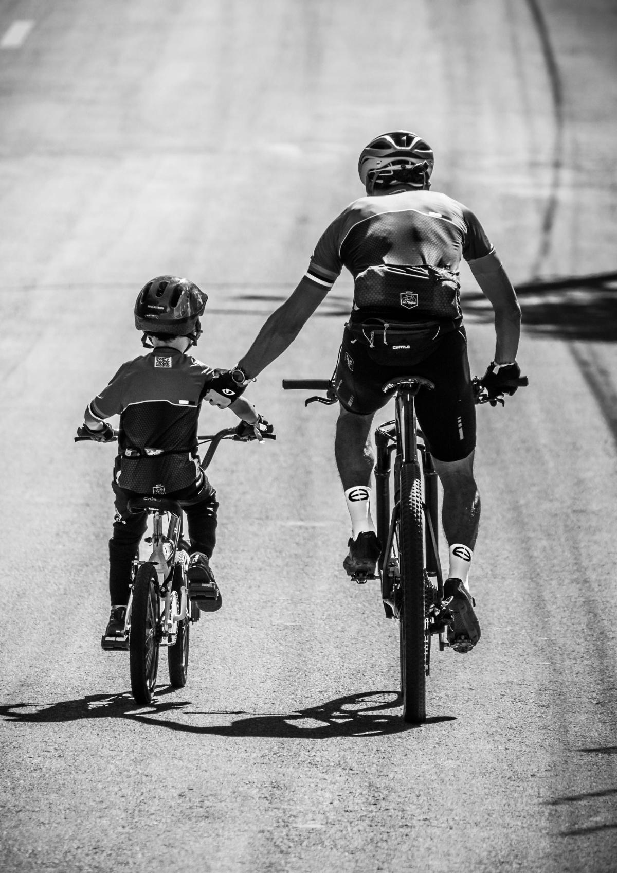 Cyclists' clothing colour visibility on the road