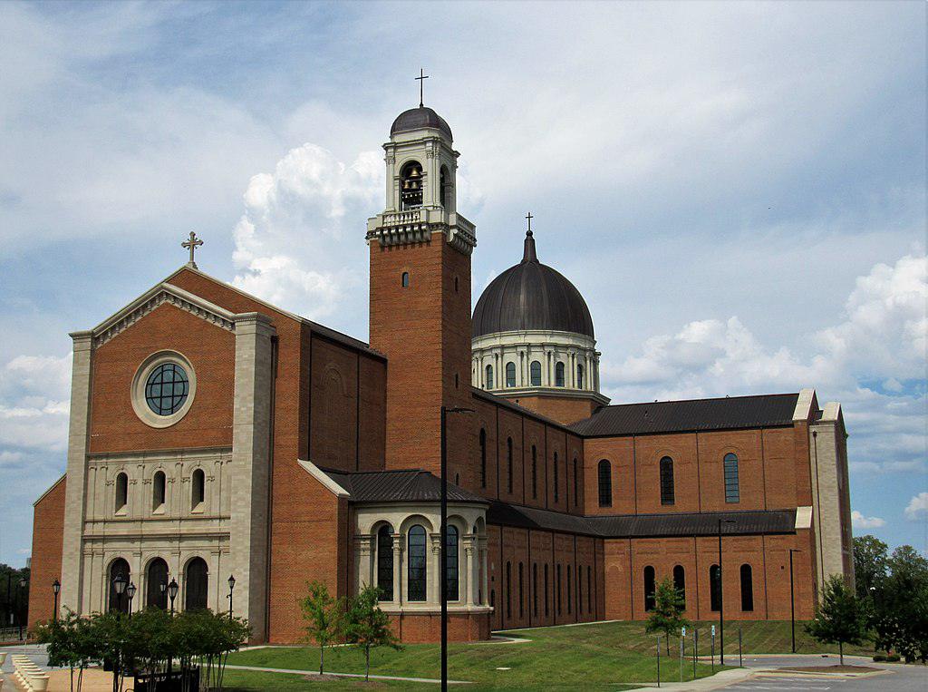 1024px-Holy_Name_of_Jesus_Cathedral_-_Raleigh,_North_Carolina_01