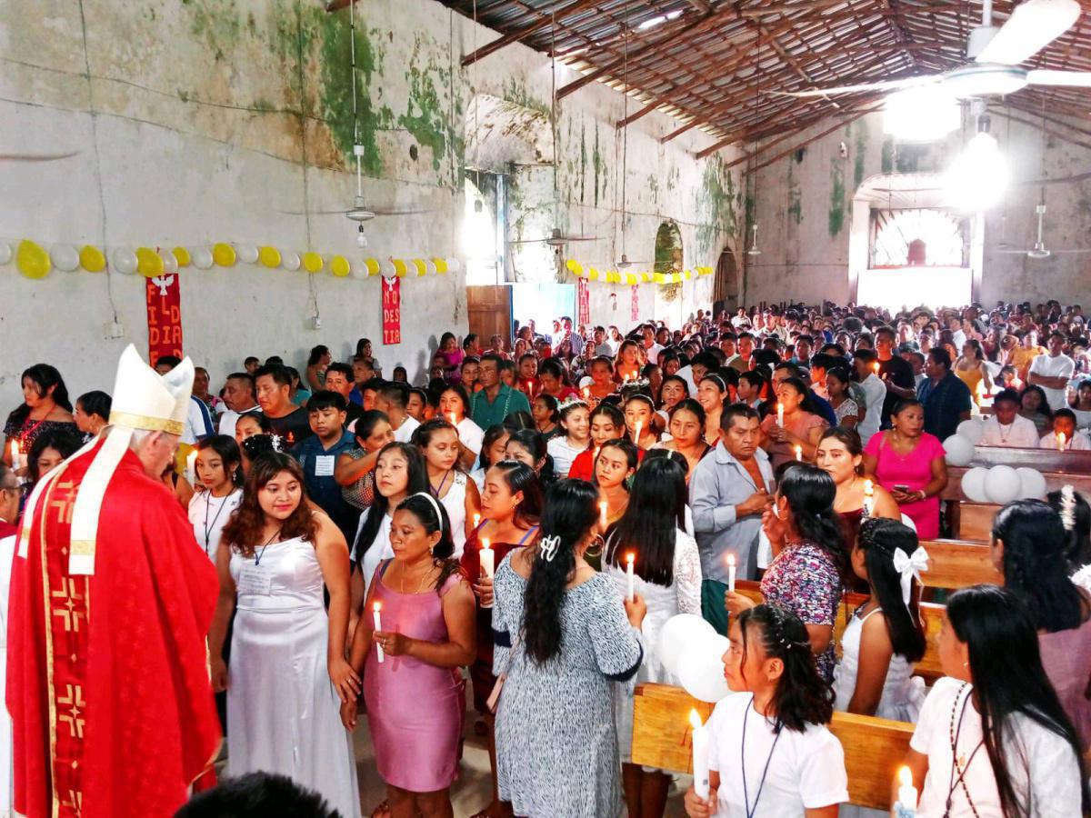 En la misa de confirmaciones de los niños y jóvenes de la comunidad de Huay Max en la zona maya de Quintana Roo.