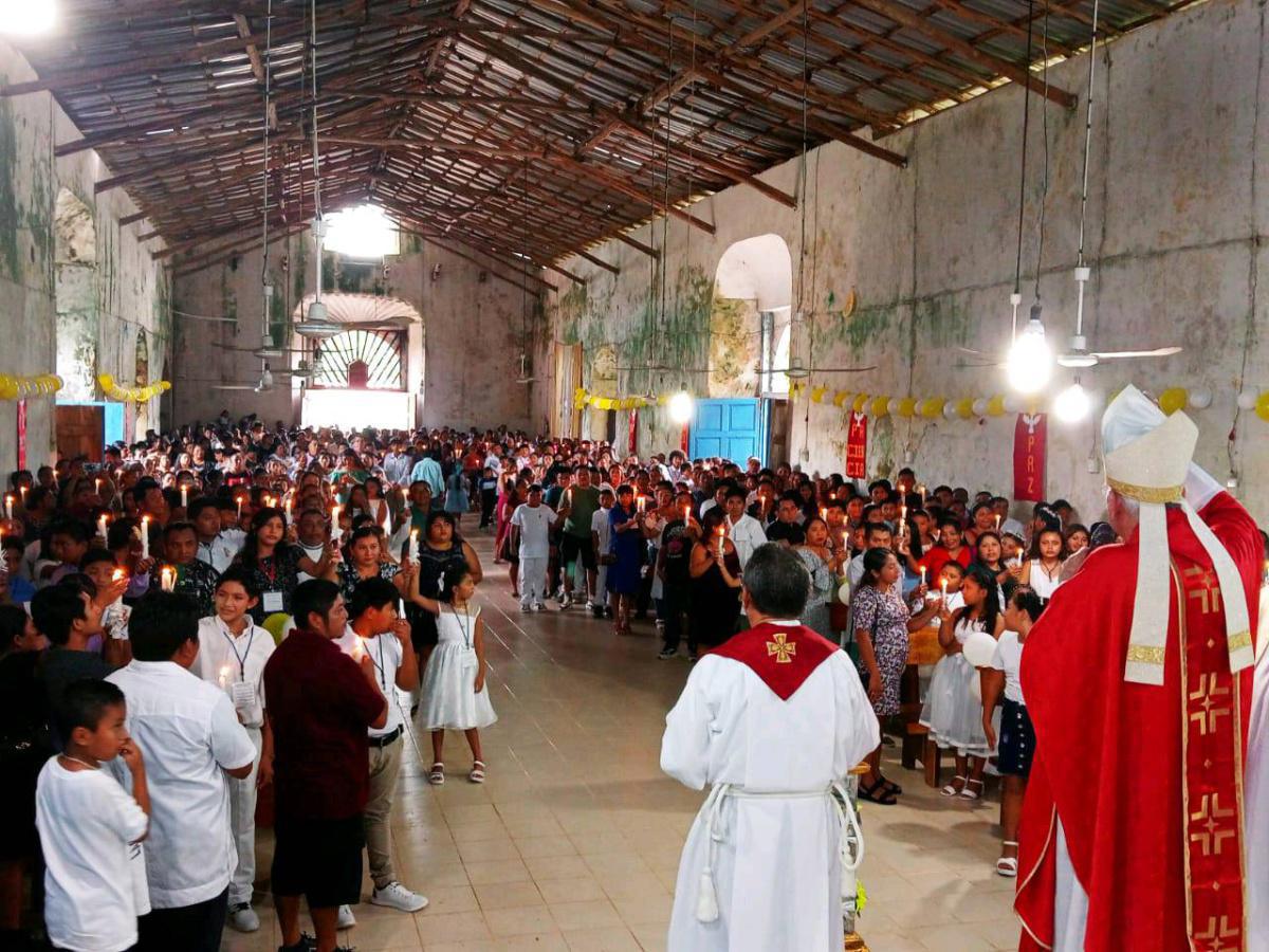 En la misa de confirmaciones de los niños y jóvenes de la comunidad de Huay Max en la zona maya de Quintana Roo.