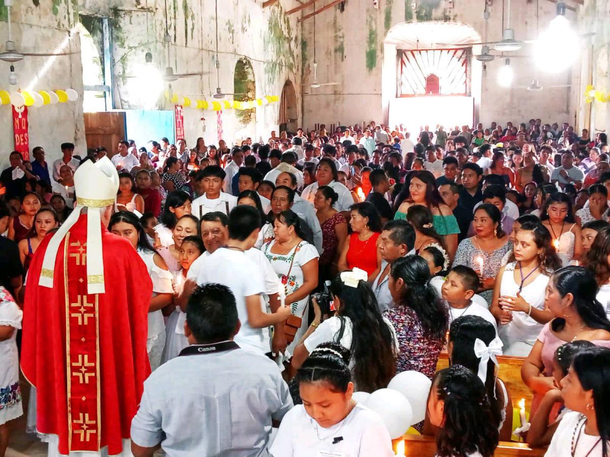En la misa de confirmaciones de los niños y jóvenes de la comunidad de Huay Max en la zona maya de Quintana Roo.
