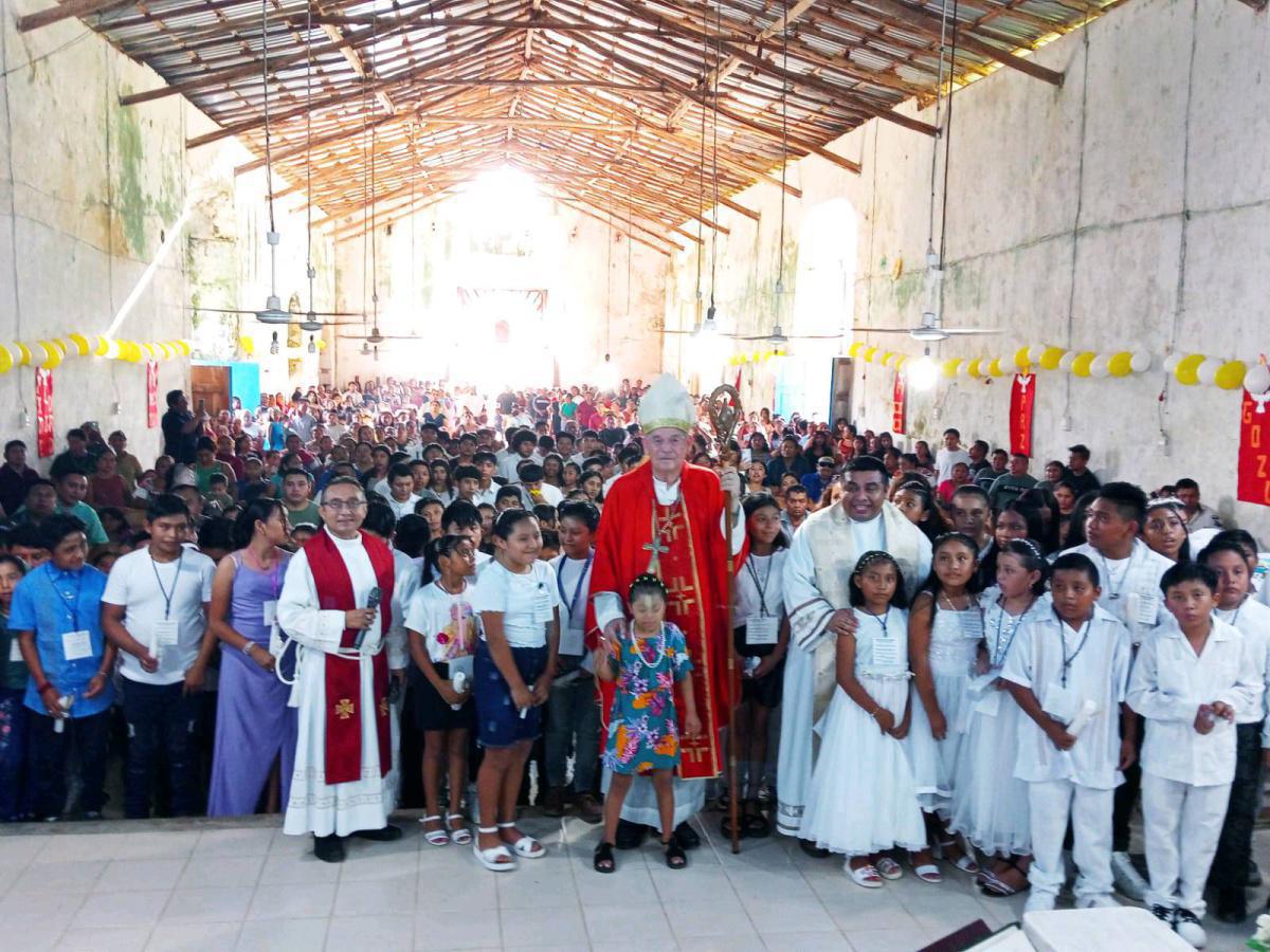 En la misa de confirmaciones de los niños y jóvenes de la comunidad de Huay Max en la zona maya de Quintana Roo.