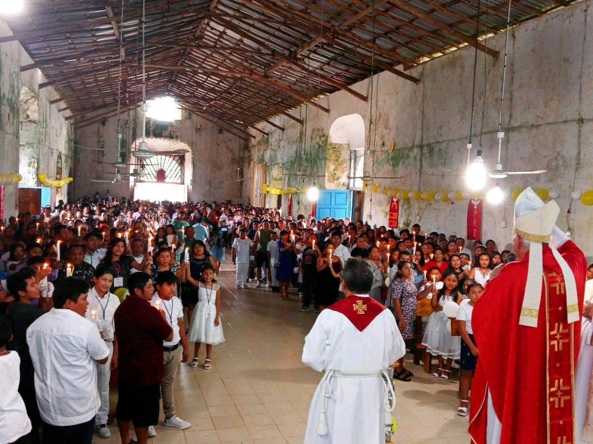 En la misa de confirmaciones de los niños y jóvenes de la comunidad de Huay Max en la zona maya de Quintana Roo.