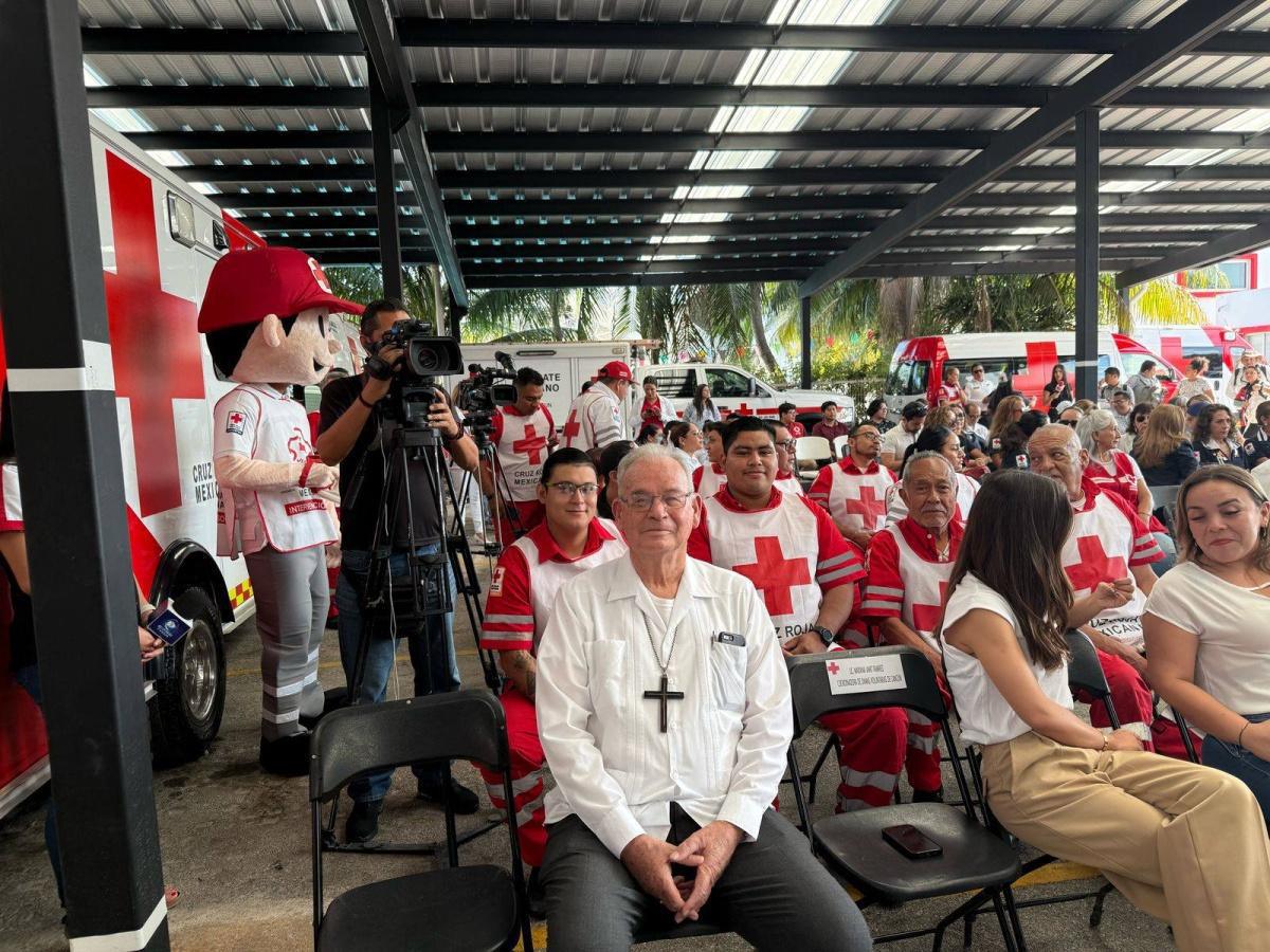 En la ceremonia de apertura de la colecta nacional 2025 de la cruz roja mexicana, en Cancún.