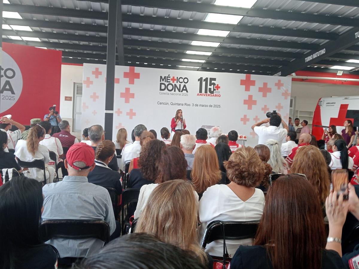 En la ceremonia de apertura de la colecta nacional 2025 de la cruz roja mexicana, en Cancún.
