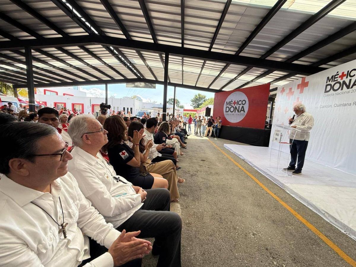 En la ceremonia de apertura de la colecta nacional 2025 de la cruz roja mexicana, en Cancún.