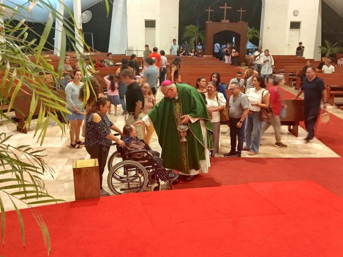 En la misa dominical en la Catedral de la Santa Cruz, en Cancún.