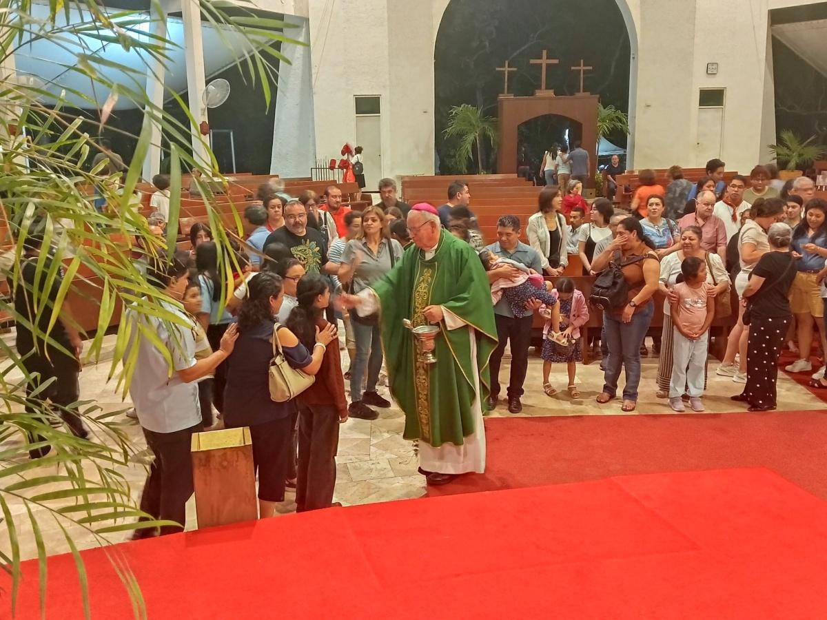 En la misa dominical en la Catedral de la Santa Cruz, en Cancún.
