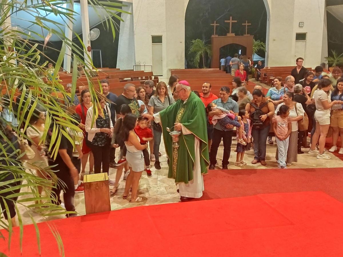 En la misa dominical en la Catedral de la Santa Cruz, en Cancún.