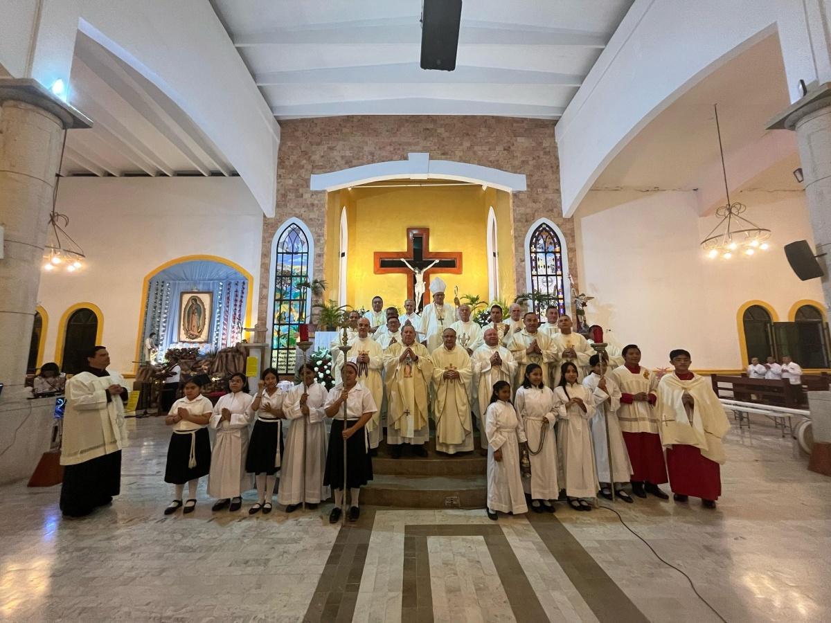 En la misa de Toma de Posesión del P. Francisco Javier Aguilera Martínez, L. C. de la Parroquia de Corpus Christi en Cozumel.