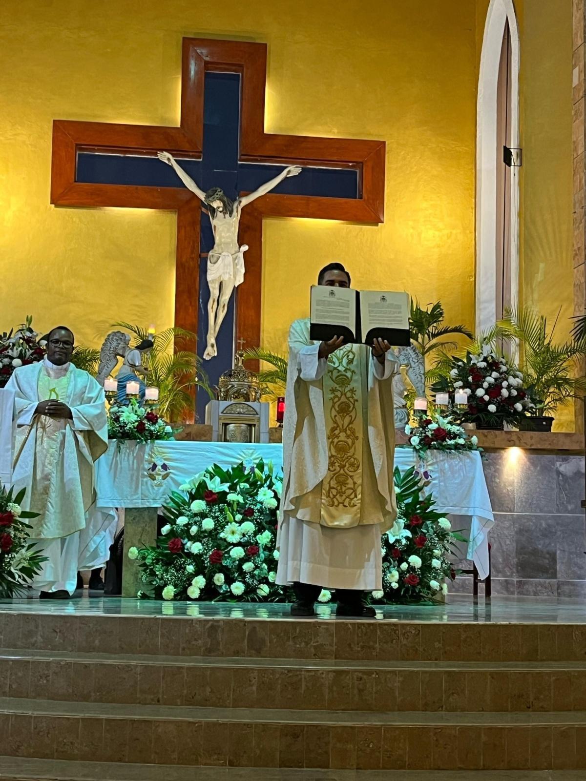 En la misa de Toma de Posesión del P. Francisco Javier Aguilera Martínez, L. C. de la Parroquia de Corpus Christi en Cozumel.