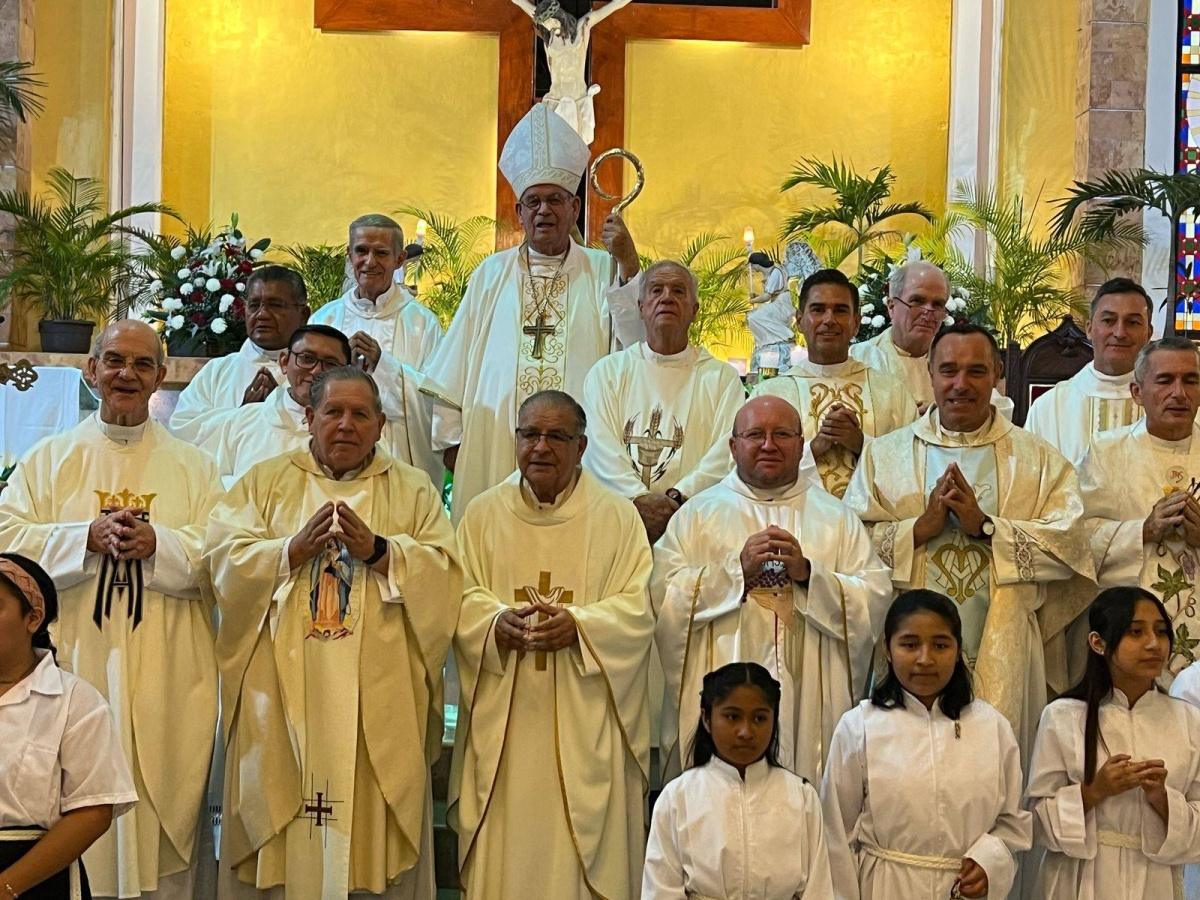 En la misa de Toma de Posesión del P. Francisco Javier Aguilera Martínez, L. C. de la Parroquia de Corpus Christi en Cozumel.