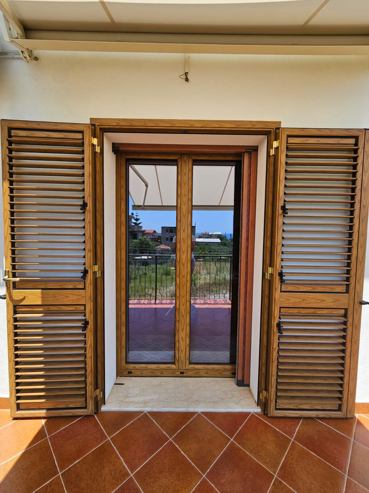 "Infissi in alluminio-legno, persiane esterne e zanzariere: La perfezione architettonica per la tua casa!" "Infissi in alluminio-legno, persiane esterne e zanzariere: La perfezione architettonica per la tua casa!"