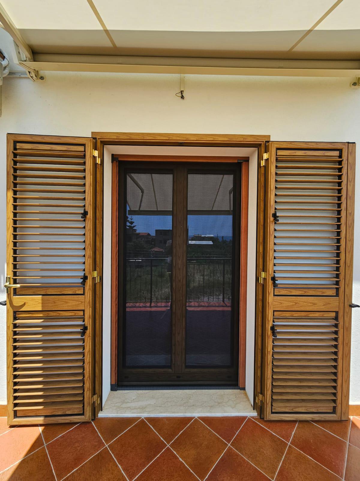 "Infissi in alluminio-legno, persiane esterne e zanzariere: La perfezione architettonica per la tua casa!" "Infissi in alluminio-legno, persiane esterne e zanzariere: La perfezione architettonica per la tua casa!"