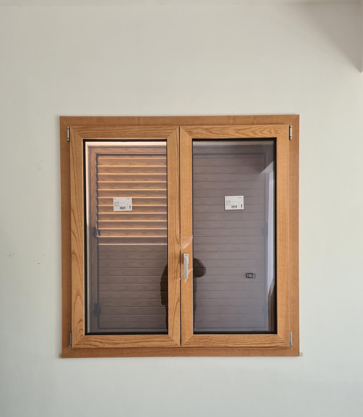 "Infissi in alluminio-legno, persiane esterne e zanzariere: La perfezione architettonica per la tua casa!" "Infissi in alluminio-legno, persiane esterne e zanzariere: La perfezione architettonica per la tua casa!"