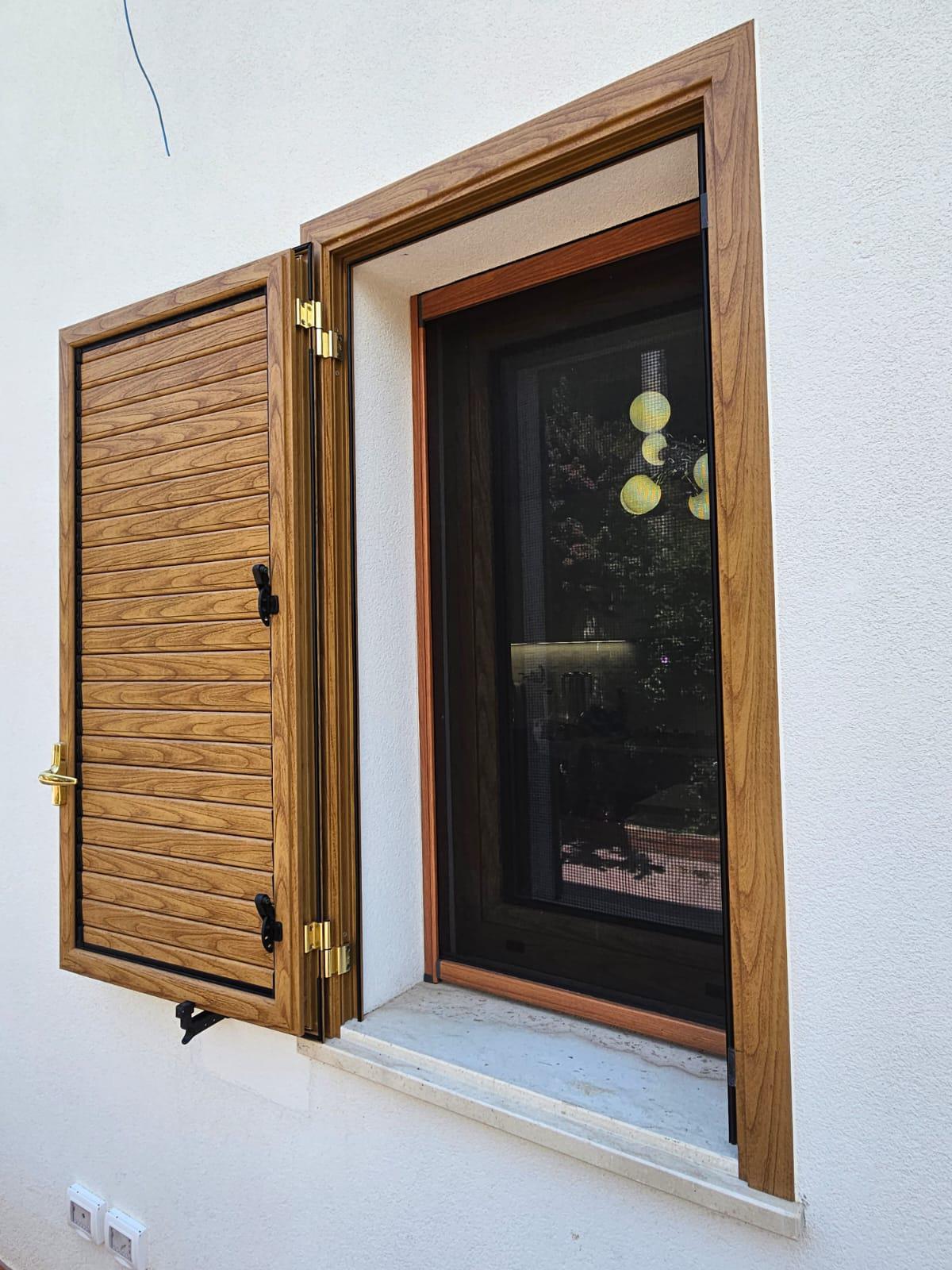 "Infissi in alluminio-legno, persiane esterne e zanzariere: La perfezione architettonica per la tua casa!" "Infissi in alluminio-legno, persiane esterne e zanzariere: La perfezione architettonica per la tua casa!"