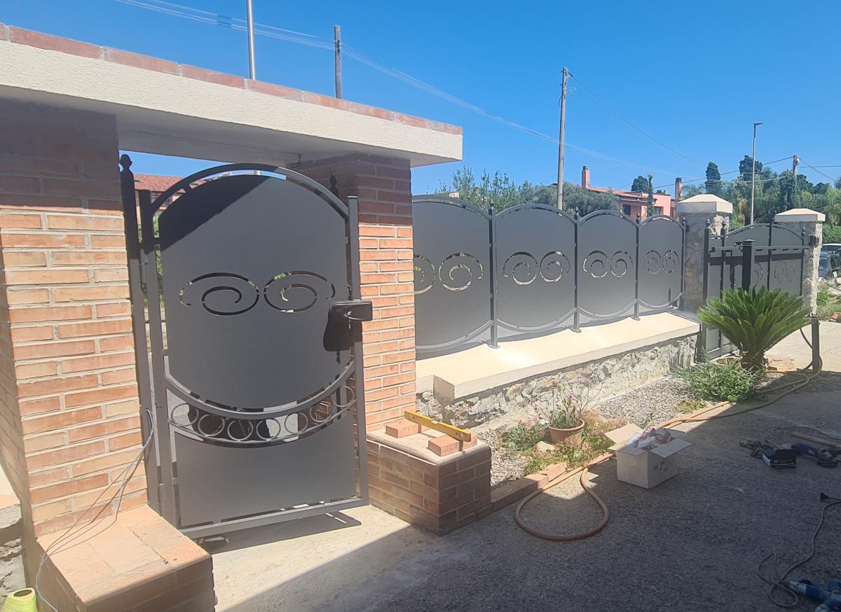 "Arte in Ferro: Recinzioni e Cancelli Incisi al Laser che Uniscono Estetica e Sicurezza" "Arte in Ferro: Recinzioni e Cancelli Incisi al Laser che Uniscono Estetica e Sicurezza"