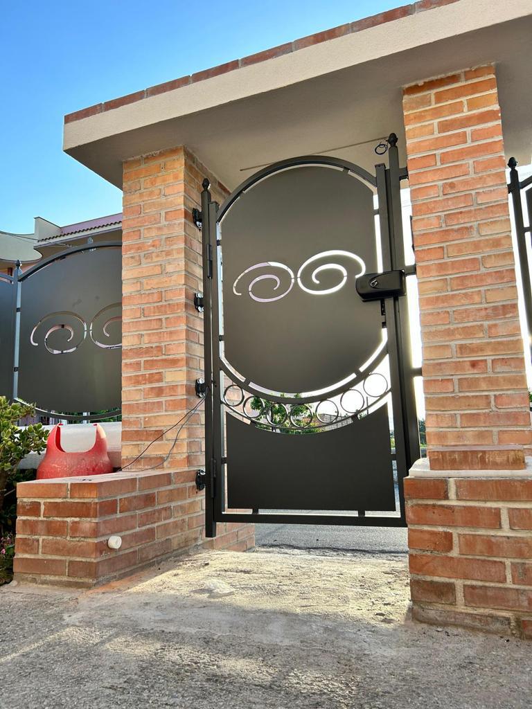 "Arte in Ferro: Recinzioni e Cancelli Incisi al Laser che Uniscono Estetica e Sicurezza" "Arte in Ferro: Recinzioni e Cancelli Incisi al Laser che Uniscono Estetica e Sicurezza"