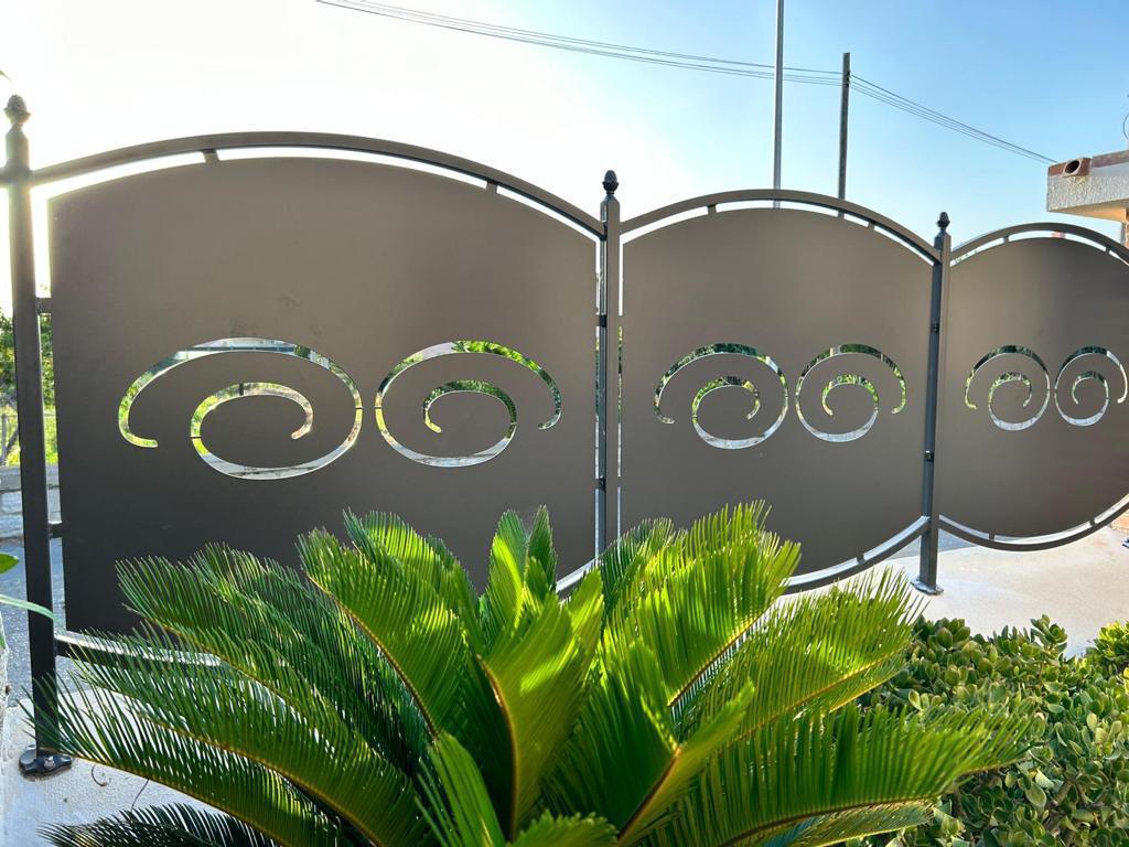 "Arte in Ferro: Recinzioni e Cancelli Incisi al Laser che Uniscono Estetica e Sicurezza" "Arte in Ferro: Recinzioni e Cancelli Incisi al Laser che Uniscono Estetica e Sicurezza"