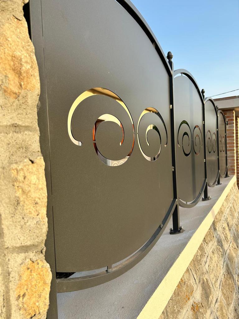 "Arte in Ferro: Recinzioni e Cancelli Incisi al Laser che Uniscono Estetica e Sicurezza" "Arte in Ferro: Recinzioni e Cancelli Incisi al Laser che Uniscono Estetica e Sicurezza"