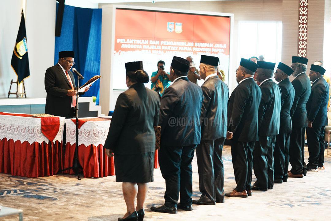 Wamendagri Lantik 8 Anggota Majelis Rakyat Papua Kantor Gubernur Provinsi Papua