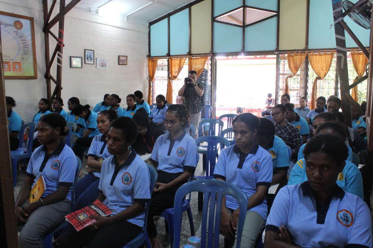 Kepala Biro Umum dan Protokol Membuka Seminar Pentingnya Peranan Perempuan dalam Literasi Digital di Tanah Papua