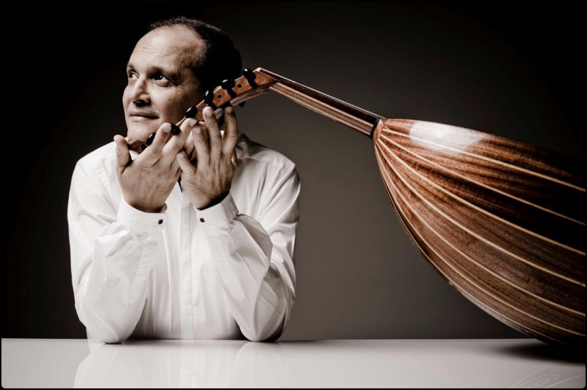 أنوار براهم: عازف العود الذي أضاء طريق الموسيقى الروحية أنوار براهم: عازف العود الذي أضاء طريق الموسيقى الروحية