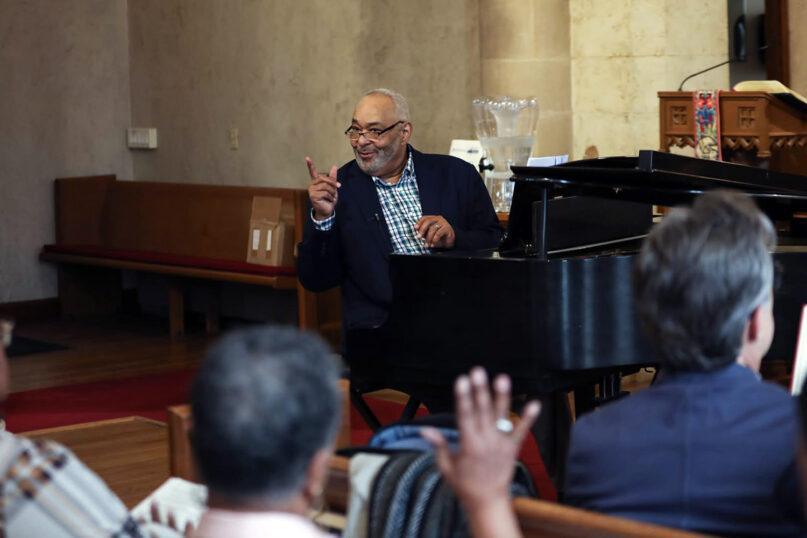 جيمس أبينغتون، عميد الموسيقى الكنسية الأفريقية-الأمريكية، يرحل عن 65 عاماً جيمس أبينغتون، عميد الموسيقى الكنسية الأفريقية-الأمريكية، يرحل عن 65 عاماً