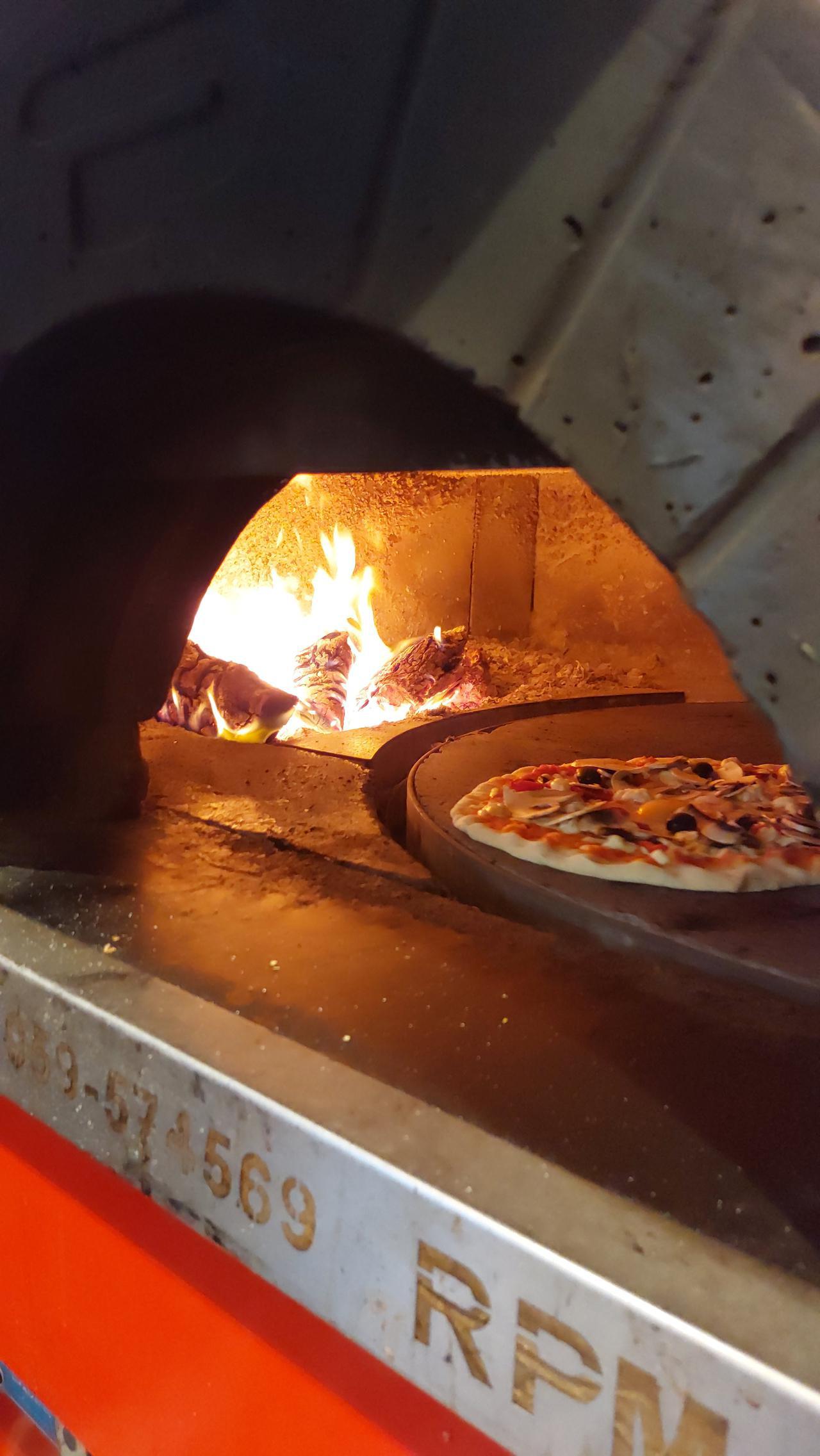 Pizza hecha a la leña
