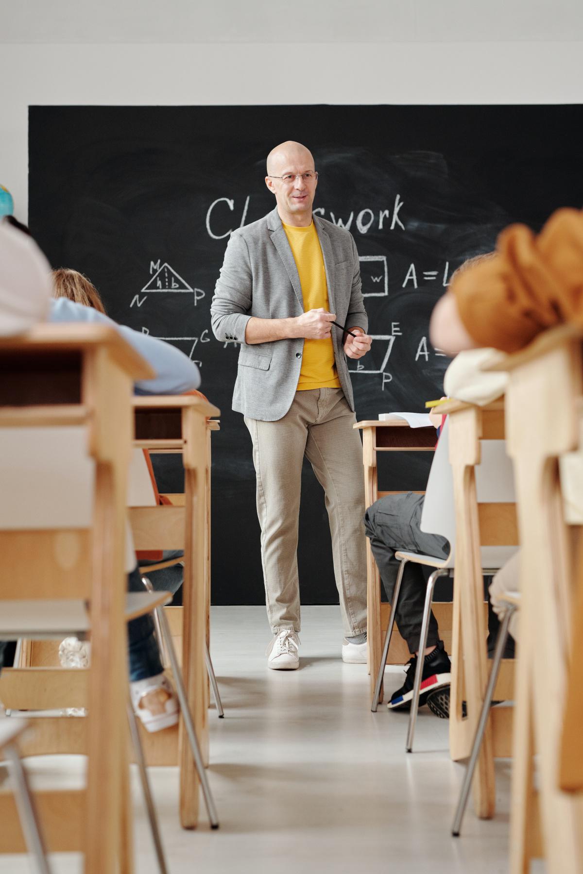 RAPPORT DE LA COUR DES COMPTES SUR LE DEVENIR ENSEIGNANT : QUELLE FORMATION ET QUEL AVENIR ?