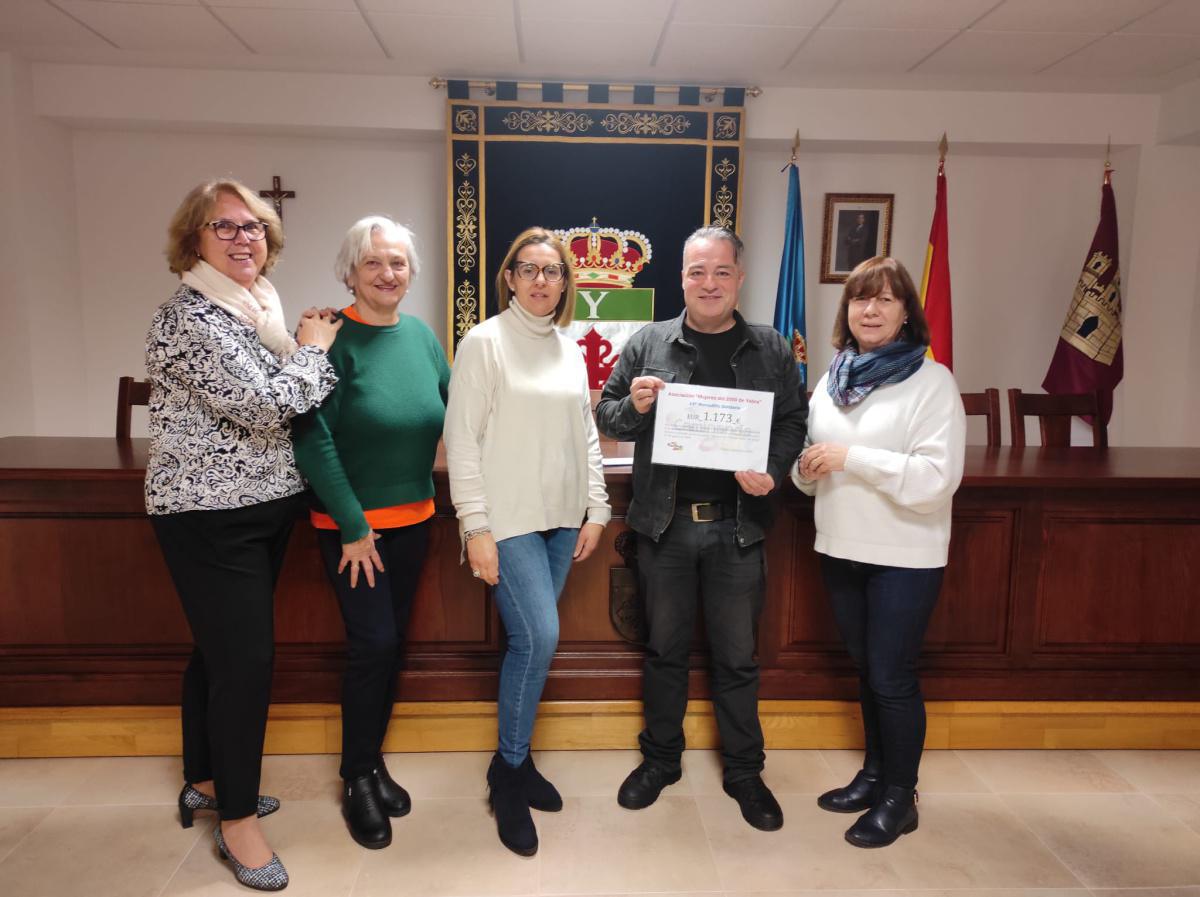 LA ASOCIACIÓN DE MUJERES DONA LA RECAUDACIÓN DEL MERCADILLO SOLIDARIO A LA ASOCIACIÓN CAMINANDO LA ASOCIACIÓN DE MUJERES DONA LA RECAUDACIÓN DEL MERCADILLO SOLIDARIO A LA ASOCIACIÓN CAMINANDO
