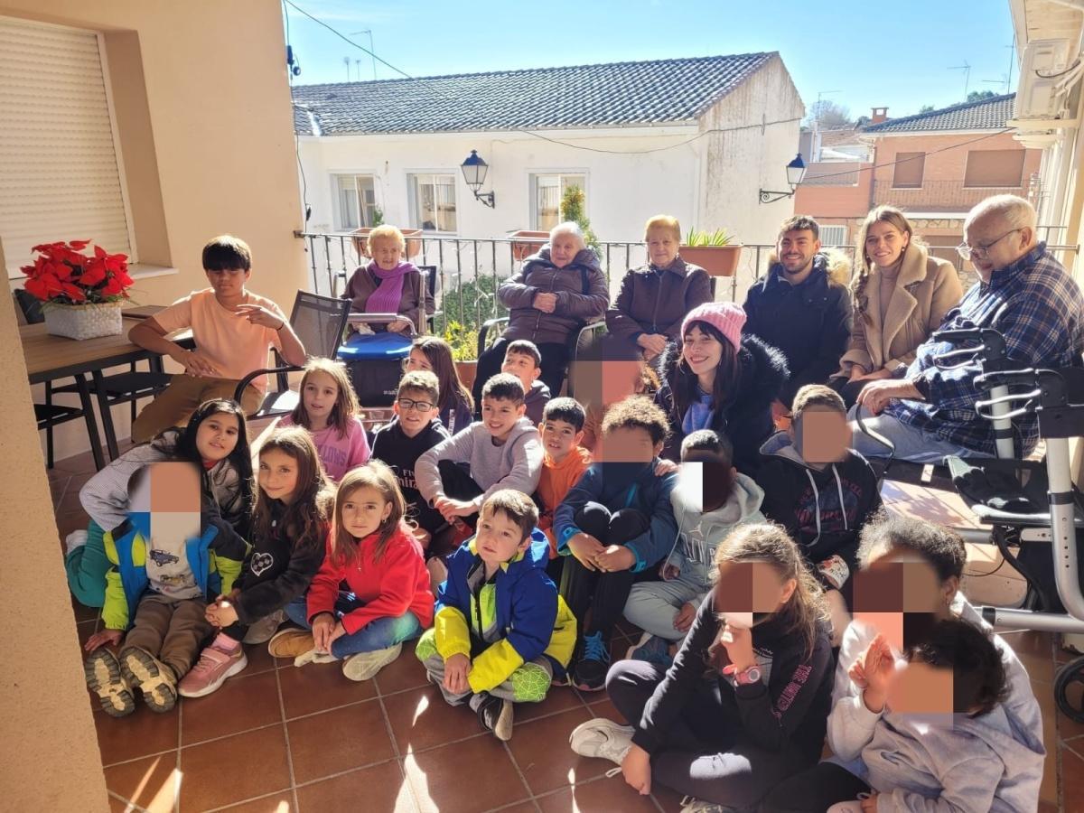 LOS ALUMNOS DEL COLEGIO VISITAN A NUESTROS MAYORES