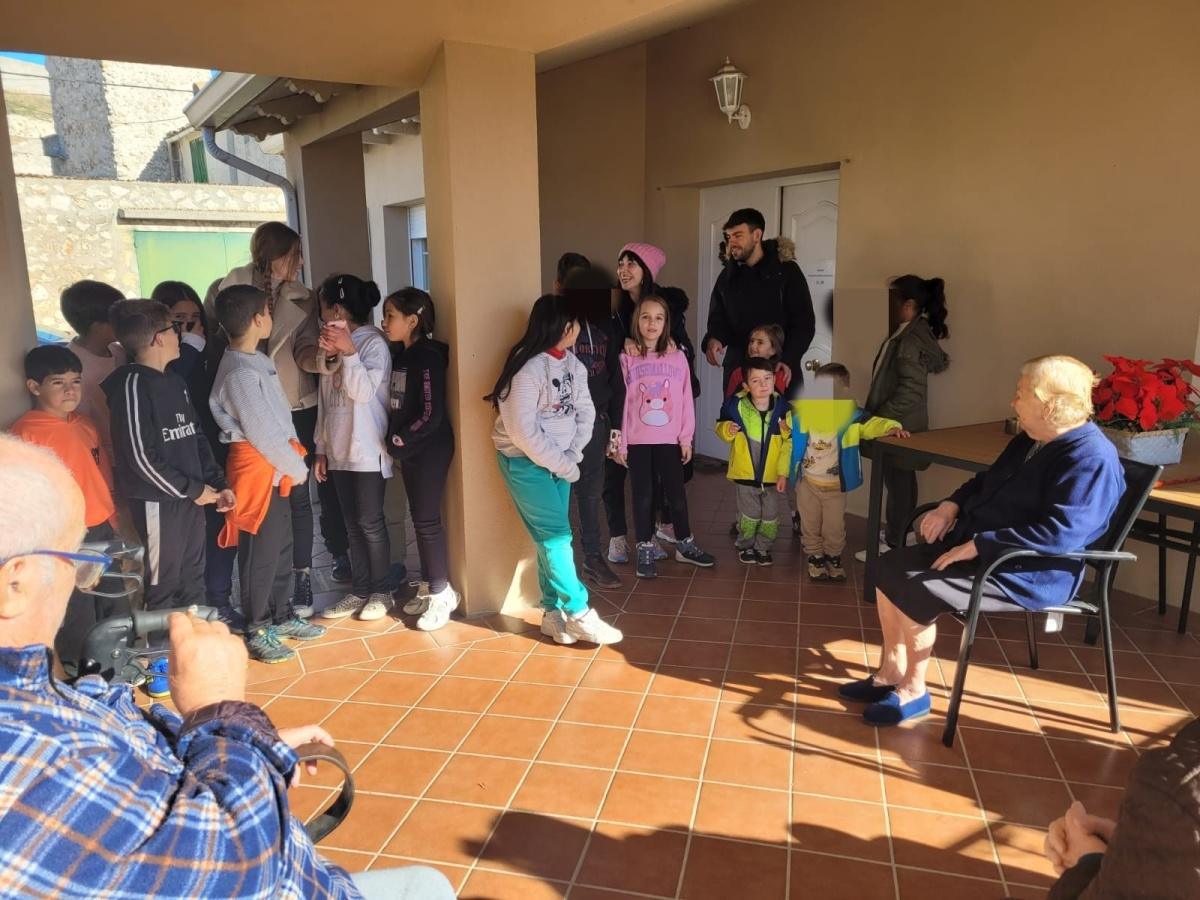 LOS ALUMNOS DEL COLEGIO VISITAN A NUESTROS MAYORES