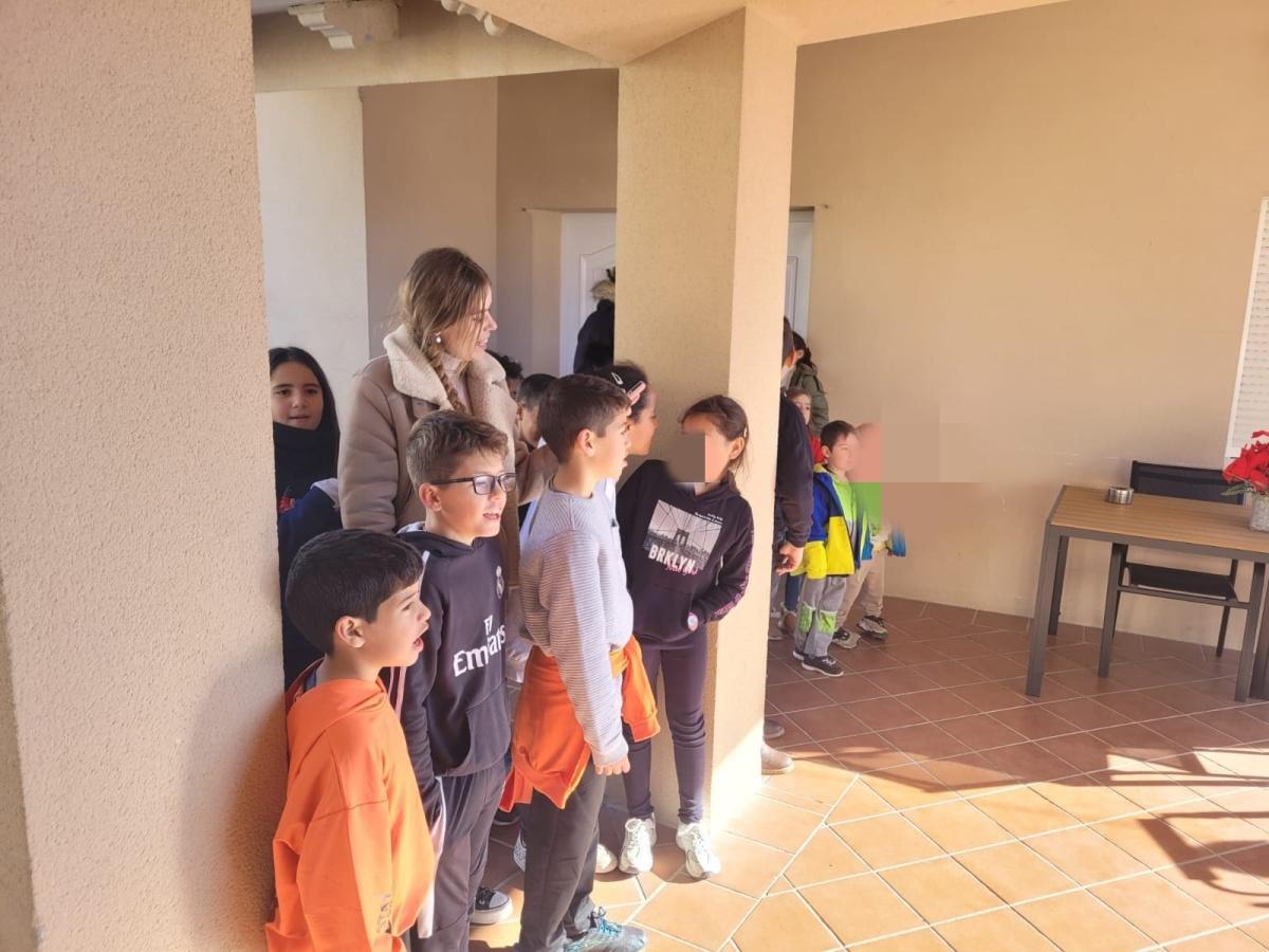 LOS ALUMNOS DEL COLEGIO VISITAN A NUESTROS MAYORES