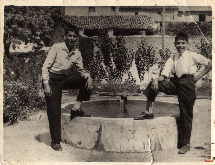 Jóvenes en el jardín de la plaza