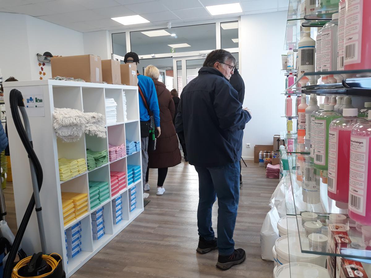 Clean Gebäudeservice eröffnet Shop in Emmeln und feiert Fünfjähriges
