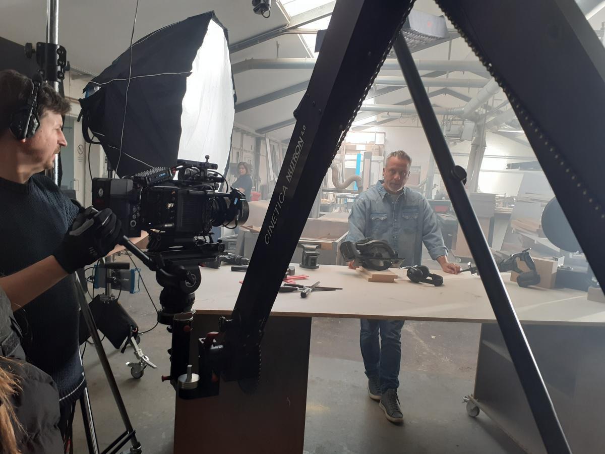 Filmset in Tischlerwerkstatt – Werbefilm entsteht im Emsland Filmset in Tischlerwerkstatt – Werbefilm entsteht im Emsland