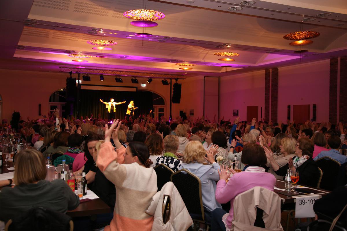 Politisches Musikkabarett in Platt- und Hochdeutsch Politisches Musikkabarett in Platt- und Hochdeutsch