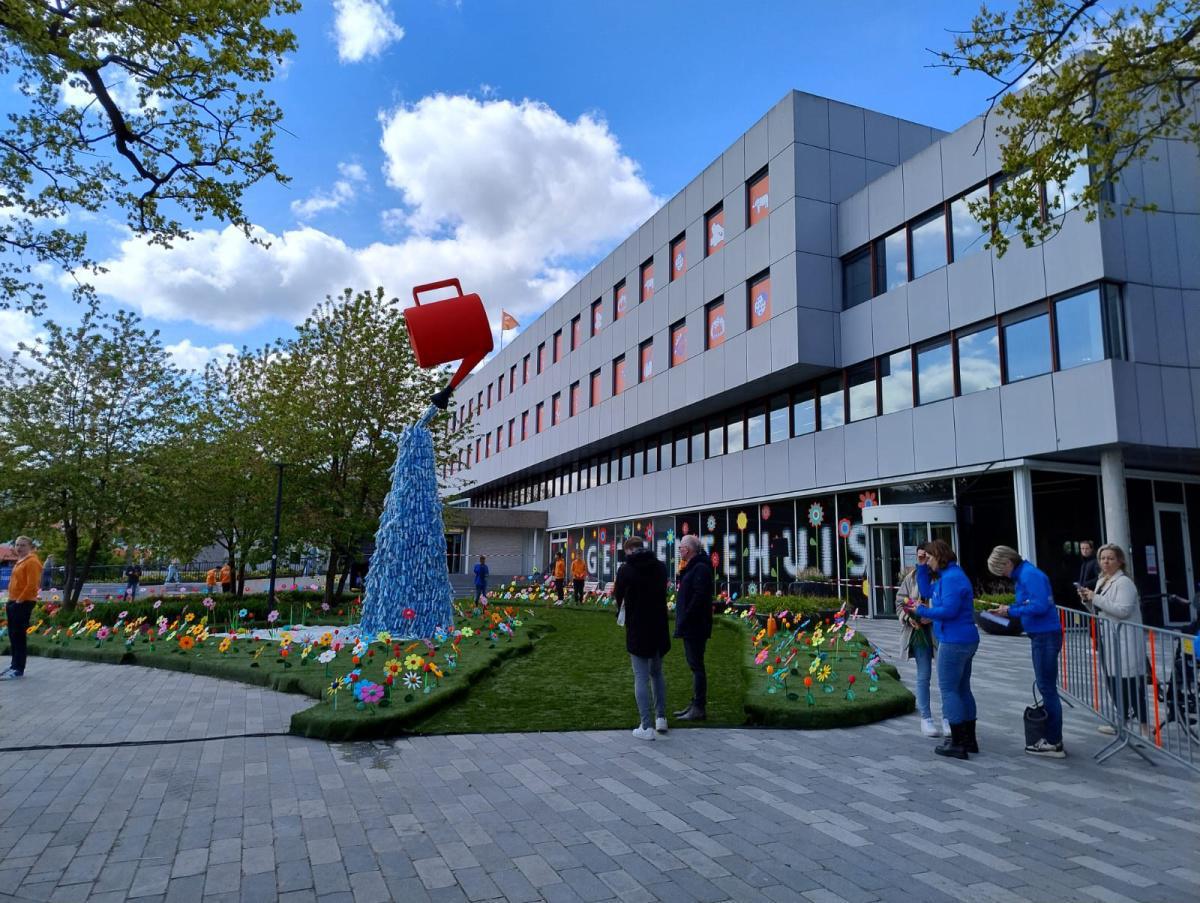 Emmen rollt für den König einen orangefarbenen Teppich aus Emmen rollt für den König einen orangefarbenen Teppich aus