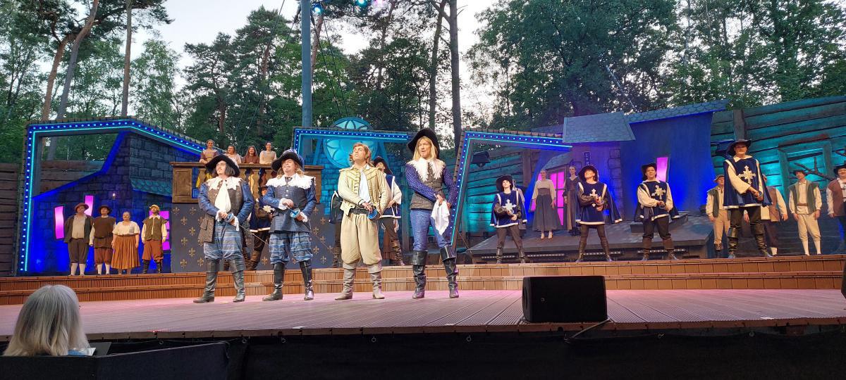 „Einer für alle und alle für einen“ – Die 3 Musketiere erobern die Freilichtbühne „Einer für alle und alle für einen“ – Die 3 Musketiere erobern die Freilichtbühne