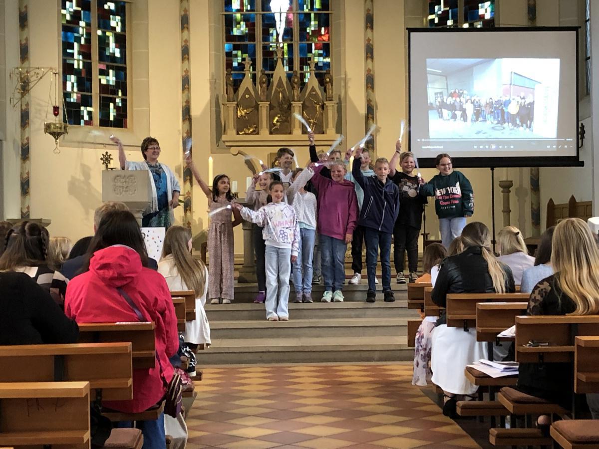 Rütenbrocker Abschlussklassen feiern ihren Schulabschluss mit großen Emotionen Rütenbrocker Abschlussklassen feiern ihren Schulabschluss mit großen Emotionen