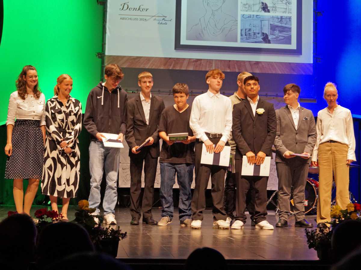 Anne-Frank-Schule feiert Schulentlassung - „Mehr Dichter als Denker“ Anne-Frank-Schule feiert Schulentlassung - „Mehr Dichter als Denker“